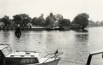 13896 Gezicht over de Vecht op de bebouwde kom van Nigtevecht uit het westen. N.B. De gemeente Nigtevecht is per 1 ...